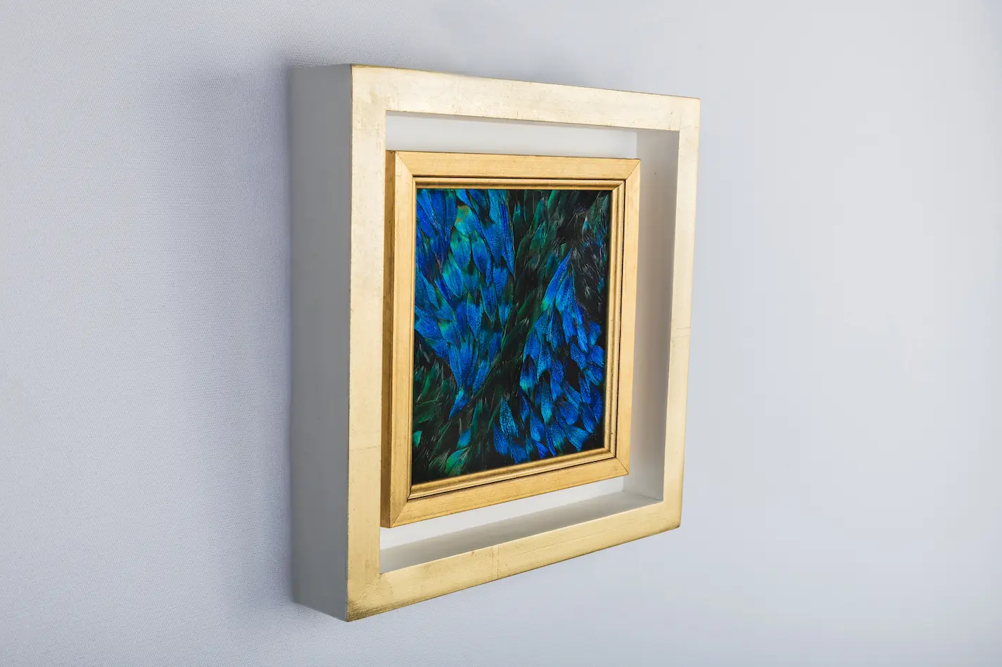 Tableau Équilibre en plumes naturelles de PAON Bleu et Bleu/ Vert de biais