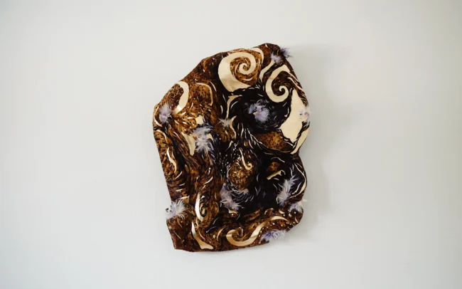 Une oeuvre magistrale composée de plumes de faisant Colchide naturelles et teintées, des feuilles d'or et des plumes d'oie teintées.