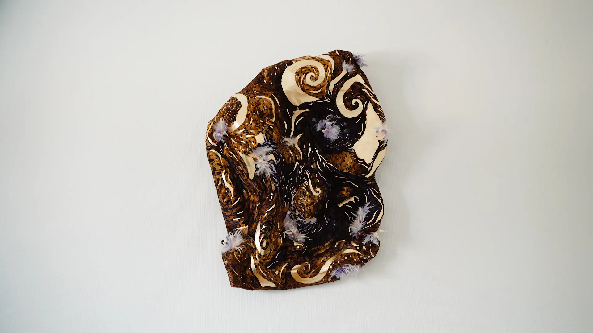 Une oeuvre magistrale composée de plumes de faisant Colchide naturelles et teintées, des feuilles d'or et des plumes d'oie teintées.
